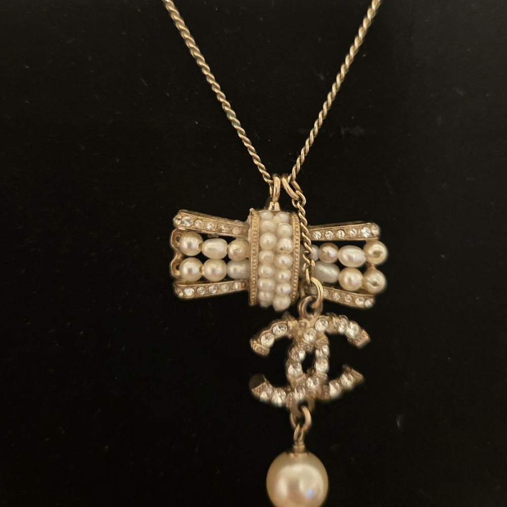 CHANEL Gold and Cream Necklace with Pearl and Crystal Accents